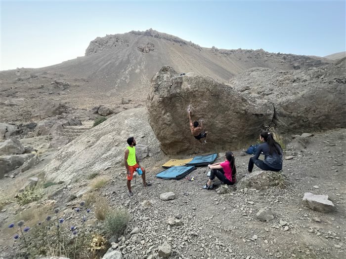 bouldering in Keshar